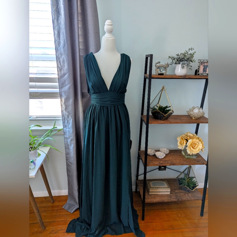 NWT Lulu’s Emerald Green Gown – Size M (Runs Large)